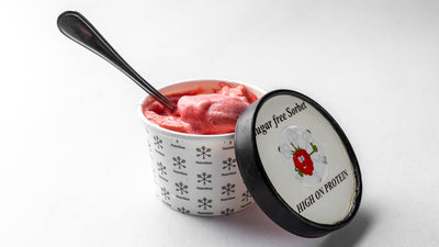 Vår hallonsorbet glass är den perfekta godbiten för hälsomedvetna individer. Tillverkad med sockerfria ingredienser och ett högt proteininnehåll, erbjuder varje portion en njutning utan skuld. Upplev den uppfriskande smaken av riktiga hallon samtidigt som du stillar ditt sötsug och ökar ditt proteinintag. Denna sorbet är både smakfull och näringsrik, perfekt för alla som vill ha något gott utan att tumma på hälsan.