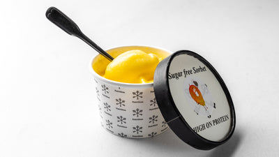 Vår sockerfria mangosorbet är tillverkad med riktig, mogen mango och erbjuder den perfekta njutningen för hälsomedvetna konsumenter. Med 0 gram tillsatt socker kan du njuta av den uppfriskande och tropiska smaken utan skuld. Den är inte bara en läcker godbit utan också berikad med proteinpulver från ägg med hög proteinkvalitet och minimal mängd fett och kolhydrater. Vi använder ägg från frigående höns för att säkerställa bästa möjliga råvaror. Tillfredsställ ditt sötsug och håll dig på rätt spår