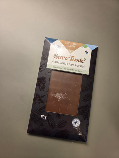 Sött och salt – vilken kombo!

Det här är en smakupplevelse du kommer vilja prova om och om igen.

Mjölkchoklad med Havssalt – en len mjölkchoklad toppad med krispiga flingor av havssalt. Till skillnad från vanlig mjölkchoklad är denna utan tillsatt socker och berikad med fibrer som ger matsmältningen en extra boost.

En oemotståndlig balans mellan sötma och sälta – med 39 % kakao, sötad med stevia och perfekt för både vardagslyx och speciella tillfällen.