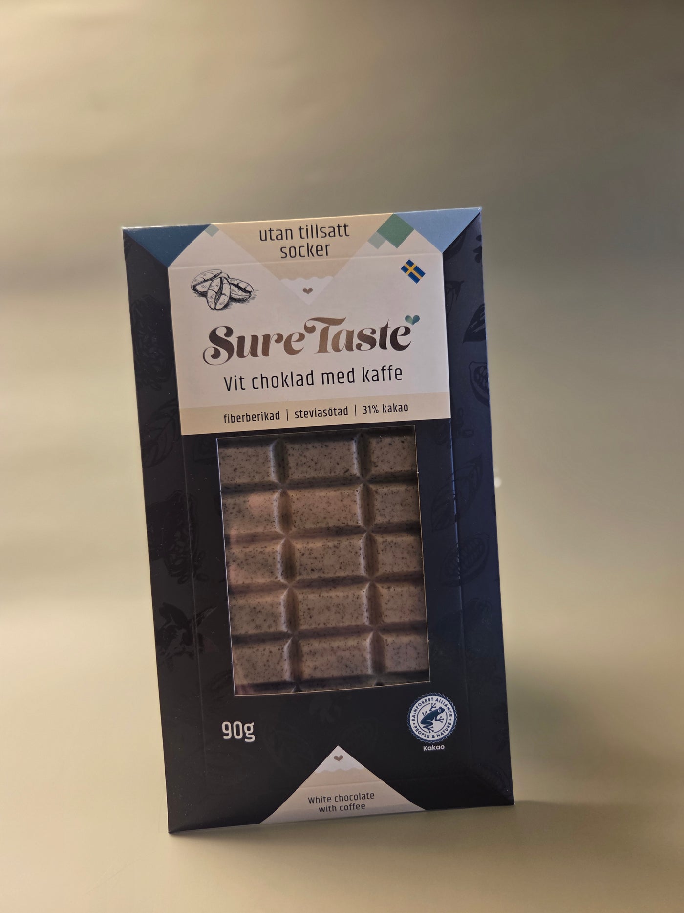 Älskar du kaffe? Och choklad?
Då är den här kombinationen perfekt för dig!

Vit Choklad med Kaffe – en krämig chokladupplevelse med rostade kaffetoner. Den lena vita chokladen balanseras av en aromatisk kaffesmak och skapar en rik och fyllig smakupplevelse.

Perfekt till bakning, desserter eller som en läcker överraskning när gästerna kommer på besök.&nbsp;

