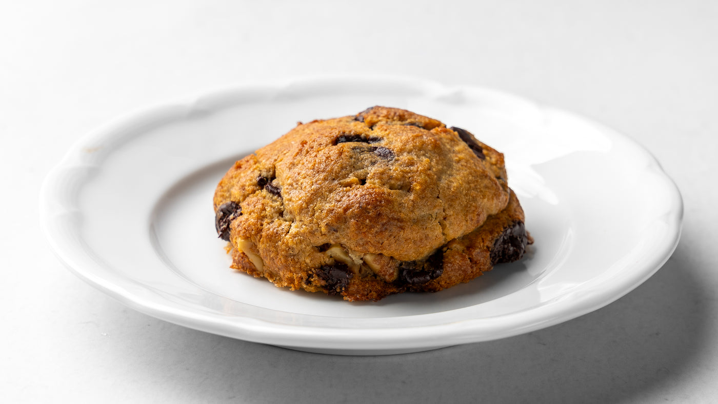 Havre, mandelmjölk, choklad – den här knapriga kakan har allt det godaste i en härlig kombination! Lättbakade och utan tillsatt socker, är dessa kakor perfekta för både vardagsfika och som ett hälsosamt snacks. Dessutom går de utmärkt att frysa, så du kan alltid ha en godbit till hands när suget slår till. En smakfull och nyttig kakupplevelse!