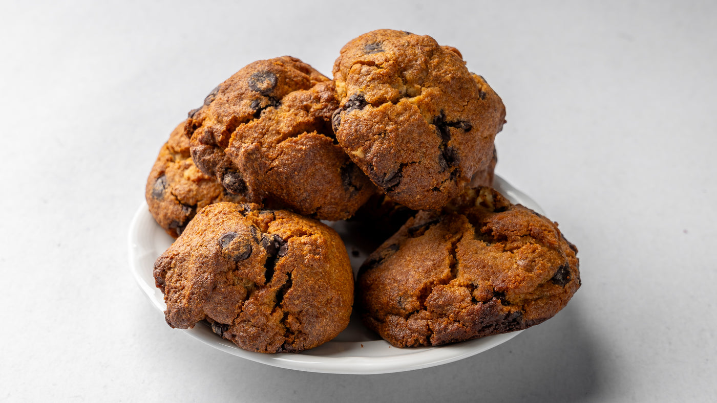 Havre, mandelmjölk, choklad – den här knapriga kakan har allt det godaste i en härlig kombination! Lättbakade och utan tillsatt socker, är dessa kakor perfekta för både vardagsfika och som ett hälsosamt snacks. Dessutom går de utmärkt att frysa, så du kan alltid ha en godbit till hands när suget slår till. En smakfull och nyttig kakupplevelse!